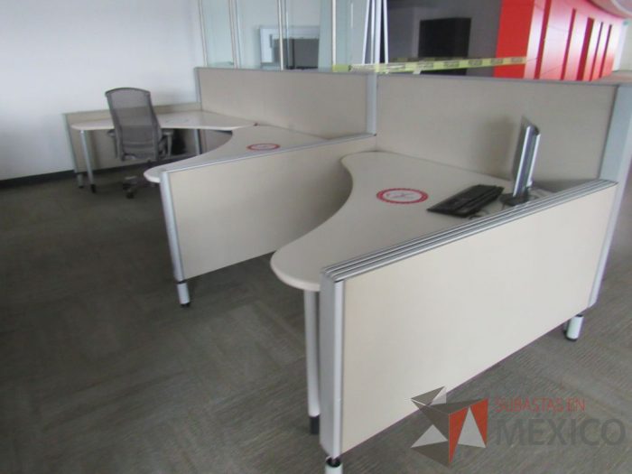 Lote 0053 - Estación de trabajo para 3 personas con cubiertas   mampara metálica color beige y 3 archiveros móviles de 2 cajones