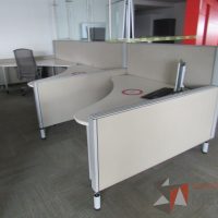 Lote 0053 - Estación de trabajo para 3 personas con cubiertas   mampara metálica color beige y 3 archiveros móviles de 2 cajones - Imagen 4