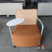 Lote 0055 - 2 Sillones Herman Miller Celeste con paleta, 2 ruedas, descansa brazos, asiento y respaldo en tela color naranja - Imagen 2