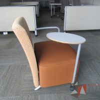 Lote 0055 - 2 Sillones Herman Miller Celeste con paleta, 2 ruedas, descansa brazos, asiento y respaldo en tela color naranja - Imagen 4