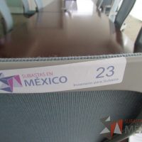 Lote 0033 - 2 Sillas operativas con ruedas, asiento en tela y respaldo en malla color azul - Imagen 11