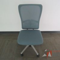 Lote 0033 - 2 Sillas operativas con ruedas, asiento en tela y respaldo en malla color azul - Imagen 10