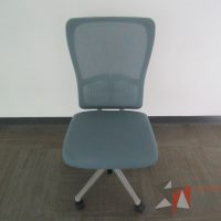 Lote 0033 - 2 Sillas operativas con ruedas, asiento en tela y respaldo en malla color azul - Imagen 9