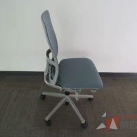 Lote 0033 - 2 Sillas operativas con ruedas, asiento en tela y respaldo en malla color azul - Imagen 8
