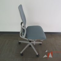 Lote 0033 - 2 Sillas operativas con ruedas, asiento en tela y respaldo en malla color azul - Imagen 7