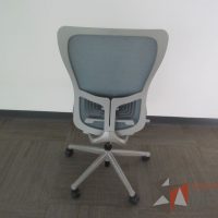 Lote 0033 - 2 Sillas operativas con ruedas, asiento en tela y respaldo en malla color azul - Imagen 6