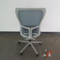 Lote 0033 - 2 Sillas operativas con ruedas, asiento en tela y respaldo en malla color azul - Imagen 5