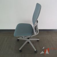 Lote 0033 - 2 Sillas operativas con ruedas, asiento en tela y respaldo en malla color azul - Imagen 4