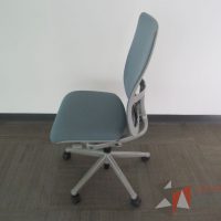 Lote 0033 - 2 Sillas operativas con ruedas, asiento en tela y respaldo en malla color azul - Imagen 3