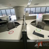 Lote 0030 - Estación de trabajo para 6 personas con cubiertas   mampara metálica color beige y 6 archiveros móviles de 2 cajones - Imagen 8
