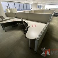 Lote 0030 - Estación de trabajo para 6 personas con cubiertas   mampara metálica color beige y 6 archiveros móviles de 2 cajones