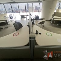 Lote 0030 - Estación de trabajo para 6 personas con cubiertas   mampara metálica color beige y 6 archiveros móviles de 2 cajones - Imagen 5