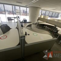 Lote 0030 - Estación de trabajo para 6 personas con cubiertas   mampara metálica color beige y 6 archiveros móviles de 2 cajones - Imagen 4