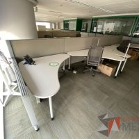 Lote 0030 - Estación de trabajo para 6 personas con cubiertas   mampara metálica color beige y 6 archiveros móviles de 2 cajones - Imagen 3