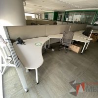 Lote 0030 - Estación de trabajo para 6 personas con cubiertas   mampara metálica color beige y 6 archiveros móviles de 2 cajones - Imagen 2