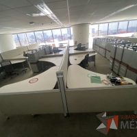Lote 0063 - Estación de trabajo para 10 personas con cubiertas mampara metálica color beige y 10 archiveros móviles de 2 cajones - Imagen 5
