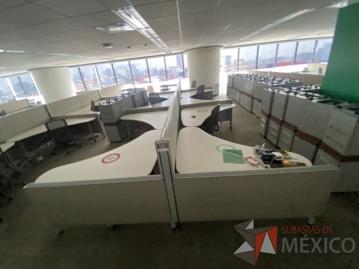 Lote 0063 - Estación de trabajo para 10 personas con cubiertas mampara metálica color beige y 10 archiveros móviles de 2 cajones - Imagen 5