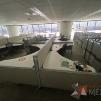 Lote 0063 - Estación de trabajo para 10 personas con cubiertas mampara metálica color beige y 10 archiveros móviles de 2 cajones - Imagen 6