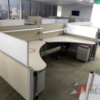 Lote 0214 - Estación de trabajo para 4 personas con cubiertas   mampara metálica color beige y 4 archiveros móviles de 2 cajones