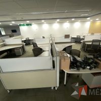 Lote 0215 - Estación de trabajo para 8 personas con cubiertas mampara metálica color beige y 8 archiveros móviles de 2 cajones - Imagen 2