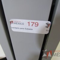 Lote 0203 - Estación de trabajo para 9 personas con cubiertas mampara metálica color beige y 9 archiveros móviles de 2 cajones - Imagen 3