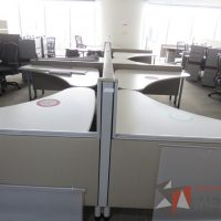 Lote 0203 - Estación de trabajo para 9 personas con cubiertas mampara metálica color beige y 9 archiveros móviles de 2 cajones - Imagen 4