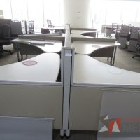Lote 0203 - Estación de trabajo para 9 personas con cubiertas mampara metálica color beige y 9 archiveros móviles de 2 cajones