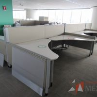Lote 0203 - Estación de trabajo para 9 personas con cubiertas mampara metálica color beige y 9 archiveros móviles de 2 cajones - Imagen 6