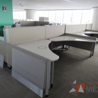 Lote 0203 - Estación de trabajo para 9 personas con cubiertas mampara metálica color beige y 9 archiveros móviles de 2 cajones - Imagen 7