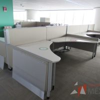Lote 0203 - Estación de trabajo para 9 personas con cubiertas mampara metálica color beige y 9 archiveros móviles de 2 cajones - Imagen 8
