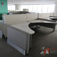 Lote 0203 - Estación de trabajo para 9 personas con cubiertas mampara metálica color beige y 9 archiveros móviles de 2 cajones - Imagen 9