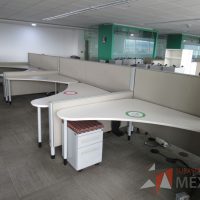 Lote 0203 - Estación de trabajo para 9 personas con cubiertas mampara metálica color beige y 9 archiveros móviles de 2 cajones - Imagen 10