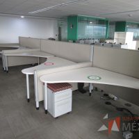 Lote 0203 - Estación de trabajo para 9 personas con cubiertas mampara metálica color beige y 9 archiveros móviles de 2 cajones - Imagen 11