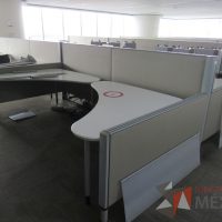 Lote 0203 - Estación de trabajo para 9 personas con cubiertas mampara metálica color beige y 9 archiveros móviles de 2 cajones - Imagen 12