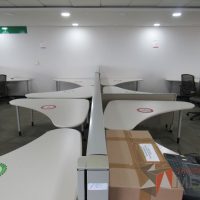 Lote 0215 - Estación de trabajo para 8 personas con cubiertas mampara metálica color beige y 8 archiveros móviles de 2 cajones - Imagen 3
