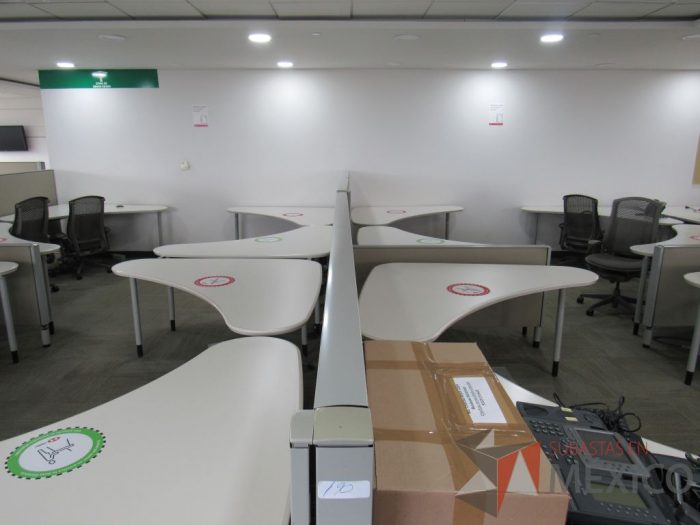 Lote 0215 - Estación de trabajo para 8 personas con cubiertas mampara metálica color beige y 8 archiveros móviles de 2 cajones - Imagen 3