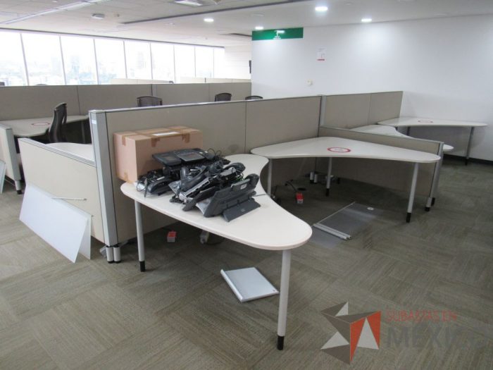Lote 0215 - Estación de trabajo para 8 personas con cubiertas mampara metálica color beige y 8 archiveros móviles de 2 cajones - Imagen 4