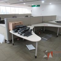 Lote 0215 - Estación de trabajo para 8 personas con cubiertas mampara metálica color beige y 8 archiveros móviles de 2 cajones - Imagen 5
