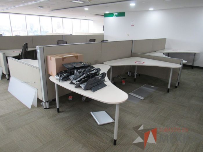 Lote 0215 - Estación de trabajo para 8 personas con cubiertas mampara metálica color beige y 8 archiveros móviles de 2 cajones - Imagen 5