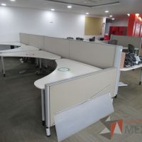 Lote 0215 - Estación de trabajo para 8 personas con cubiertas mampara metálica color beige y 8 archiveros móviles de 2 cajones