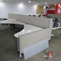 Lote 0215 - Estación de trabajo para 8 personas con cubiertas mampara metálica color beige y 8 archiveros móviles de 2 cajones - Imagen 7