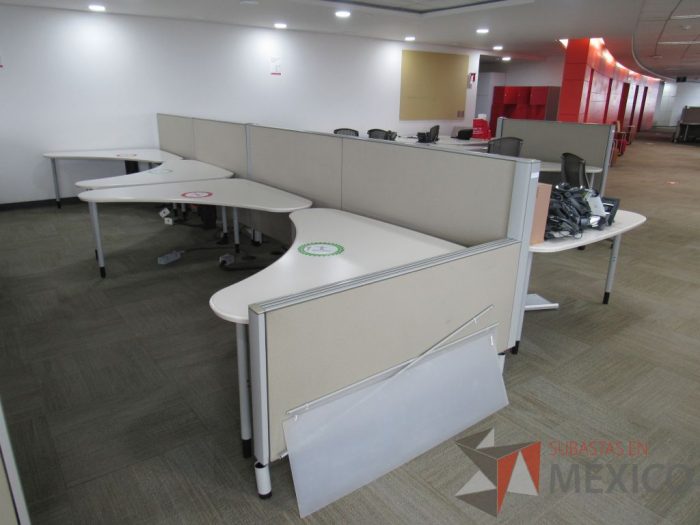 Lote 0215 - Estación de trabajo para 8 personas con cubiertas mampara metálica color beige y 8 archiveros móviles de 2 cajones - Imagen 7
