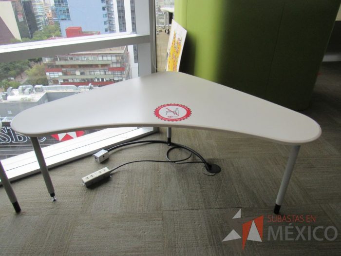 Lote 0223 - 2 Mesas de trabajo con 3 patas metálicas - Imagen 5