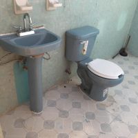 Lote 008 - 2 Tazas de baños y 2 lavamanos seminuevos