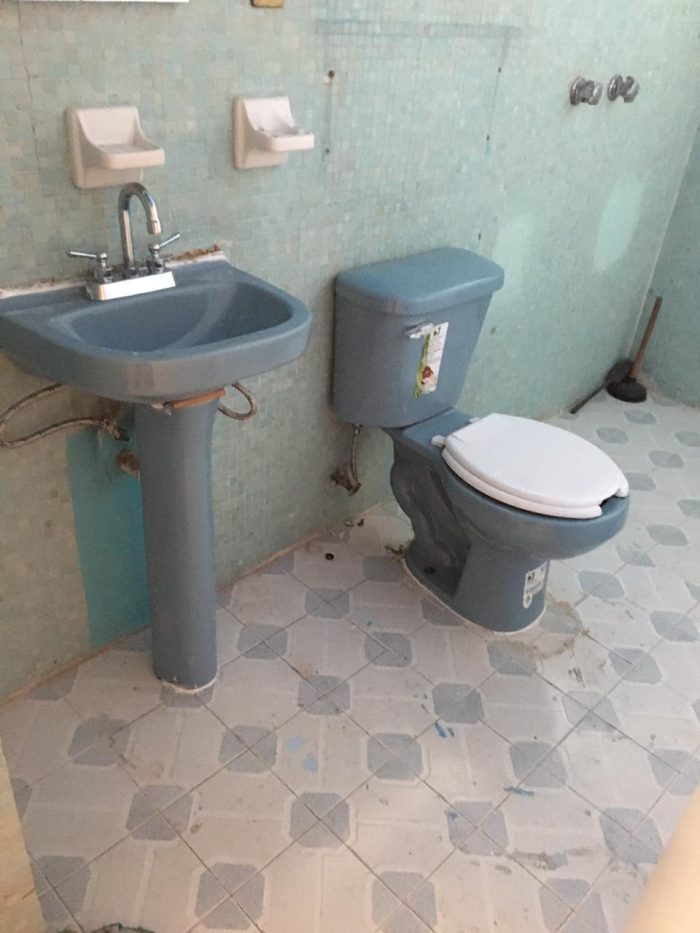 Lote 008 - 2 Tazas de baños y 2 lavamanos seminuevos