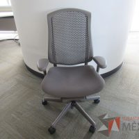 Lote 001 - Silla Herman Miller Celle con ruedas, descansa brazos, asiento en tela y respaldo en plástico color gris - Imagen 2