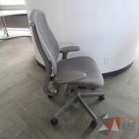 Lote 001 - Silla Herman Miller Celle con ruedas, descansa brazos, asiento en tela y respaldo en plástico color gris - Imagen 5