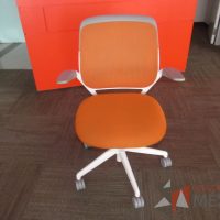 Lote 005 - 2 Sillas Steelcase Conference Chair Cobi color naranja