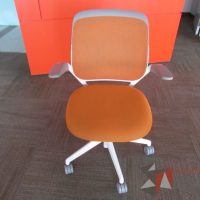 Lote 005 - 2 Sillas Steelcase Conference Chair Cobi color naranja - Imagen 3
