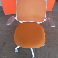 Lote 005 - 2 Sillas Steelcase Conference Chair Cobi color naranja - Imagen 4